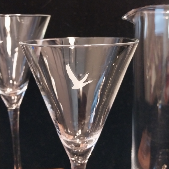 GREY GOOSE Vodka Etched Logo Pitcher and Pair of Martini Cocktail Glasses - Picture 8 of 9